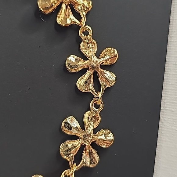 Flower Petal Necklace & Earring Set in Shimmering Iridescent White w Crystal - Picture 4 of 6